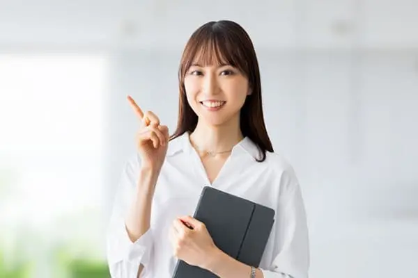 人差し指を立てた女性インストラクター