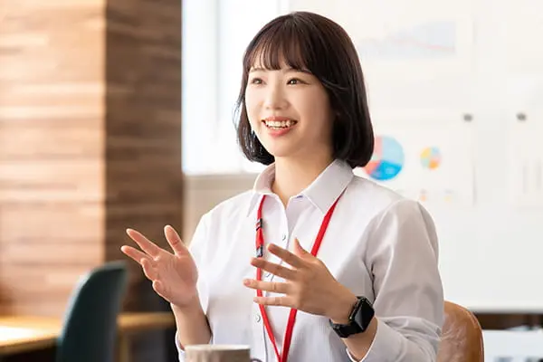 ジェスチャーを交えて説明する女性インストラクター