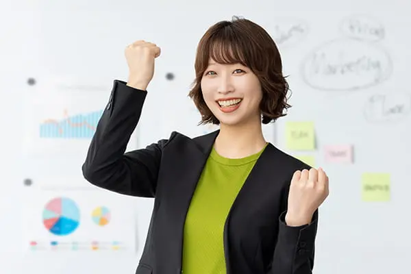 ガッツポーズする女性インストラクター